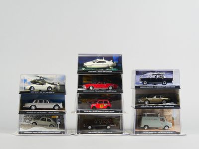 six modèles différents de voitures dans une vitrine