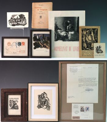 de nombreuses photos encadrées sur le mur d'une pièce