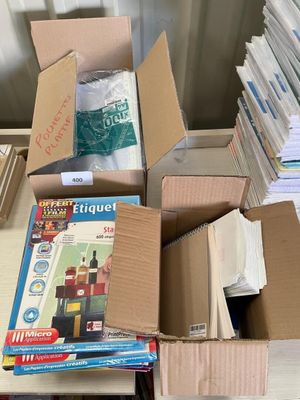 de nombreuses caisses de livres posées sur un bureau encombré de papiers