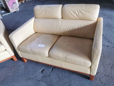 1 paire de canapés 2 places garniture en cuir jaune, pied bo…