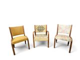 trois chaises avec des coussins de dossier rembourrés et une assise rembourrée à motifs