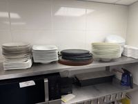 Important lot de vaisselle de table en porcelaine et matérie… (photo 6)