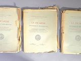 trois livres sont posés sur une table les uns à côté des autres
