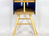 une chaise haute bleue avec un siège en bois sur fond blanc