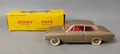 DINKY TOYS. Ford « Taunus » bronze en l’état, pneumatiques e…