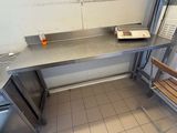 un banc et une table dans une cuisine au sol carrelé