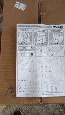 une boîte sur laquelle figurent des instructions, posée par terre