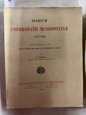 deux livres posés l'un à côté de l'autre sur une table