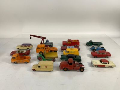 un grand nombre de petites voitures posées sur une table