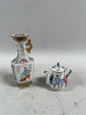 deux petits vases posés l'un à côté de l'autre sur une table