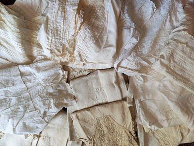 une pile de draps blancs posée sur un lit