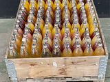 plusieurs bouteilles de jus d'orange dans une caisse en bois