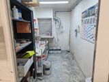 une pièce qui comporte de nombreuses étagères