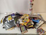 une table sur laquelle se trouvent de nombreux livres et d'autres objets