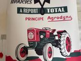 un panneau rouge et blanc sur lequel figure un tracteur