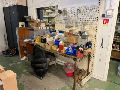 une photo d'un établi encombré d'objets divers