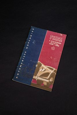 un livre posé sur une table