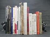 un grand nombre de livres empilés les uns sur les autres