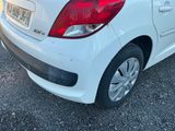 une voiture blanche garée dans un parking