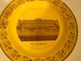 une plaque jaune sur laquelle figure l'image d'un bâtiment