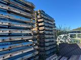 de nombreux tas de bois empilés les uns sur les autres