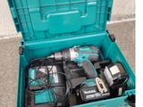 quelques outils sont posés dans une boîte par terre
