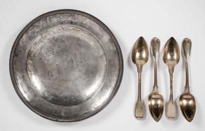 Ensemble comprenant quatre petite cuillères en vermeil et un… - Photo 1