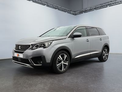 La voiture grise est garée dans le garage d'un immeuble.