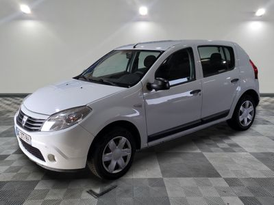 la photo d'une petite voiture blanche garée dans un garage