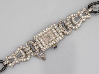 Gros plan sur une montre-bracelet ornée de diamants