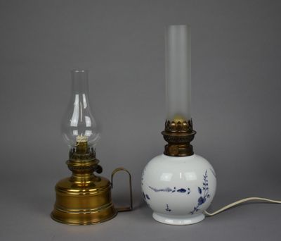 Lot de deux LAMPES : - Porcelaine de LIMOGES, Lys royal - ba…