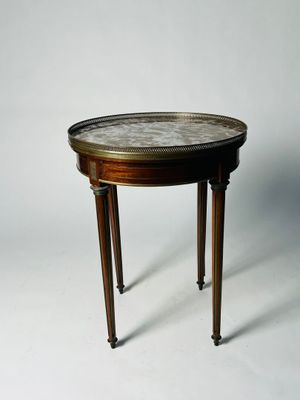 Table bouillotte ronde en placage d'acajou marqueté de cuivr…