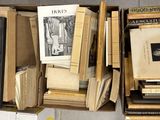 beaucoup de livres sur une étagère dans une pièce