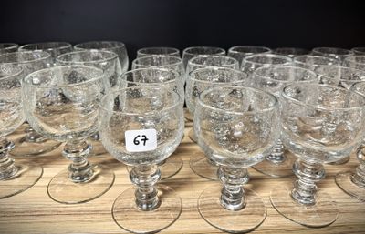 un grand nombre de verres à vin vides posés sur une table
