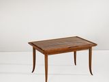 une table en bois avec un plateau en marbre sur fond blanc