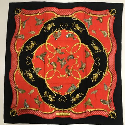une écharpe rouge et noire ornée d'oiseaux et de fleurs