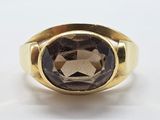 une bague en or ornée d'un quartz fumé au centre