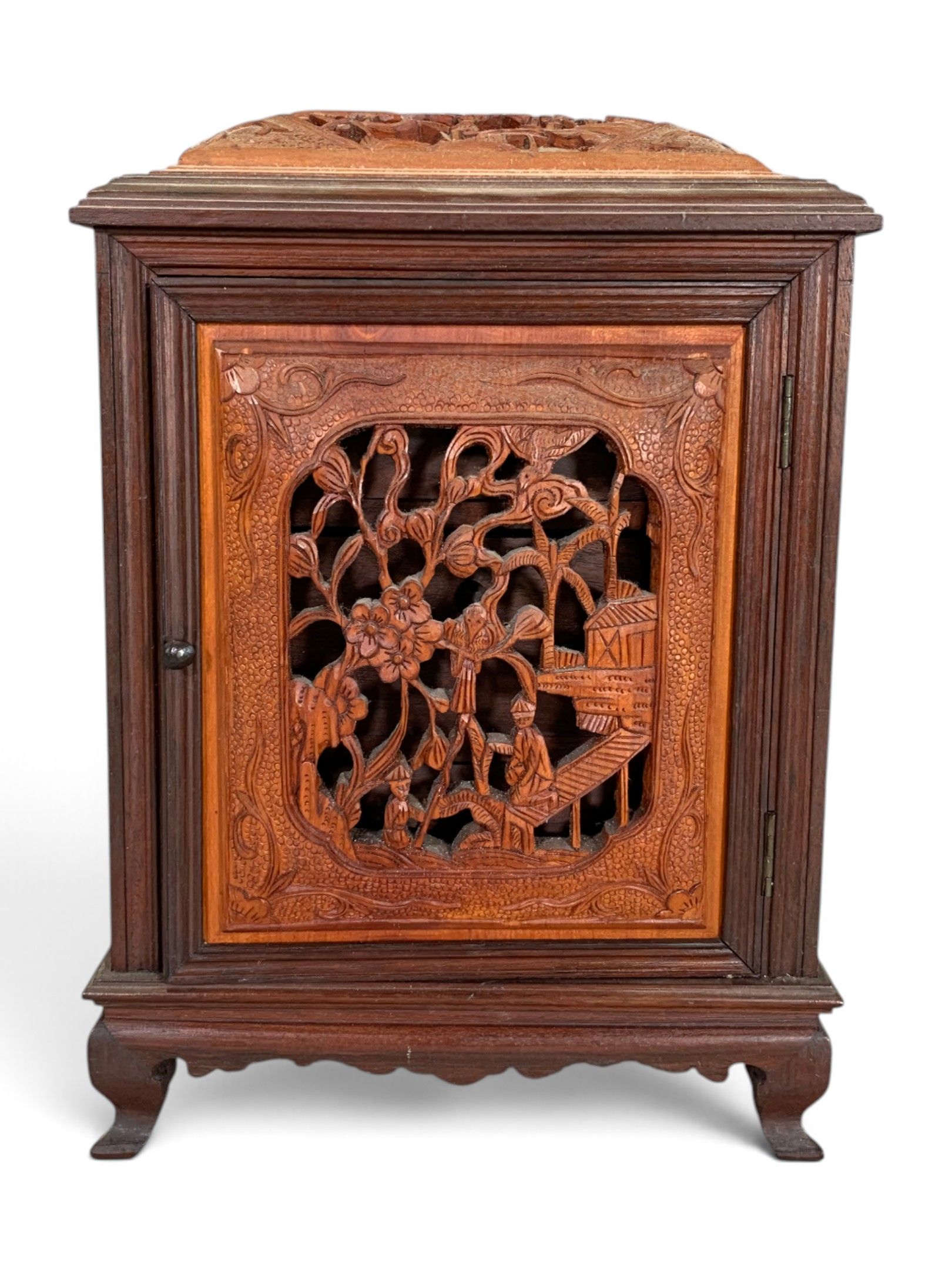 ASIE. Petit cabinet ouvrant par un vantail à décor ajouré et…