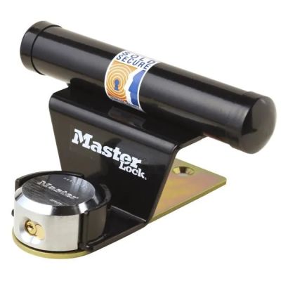 le cadenas Master Lock est fixé à l'arrière d'un skateboard