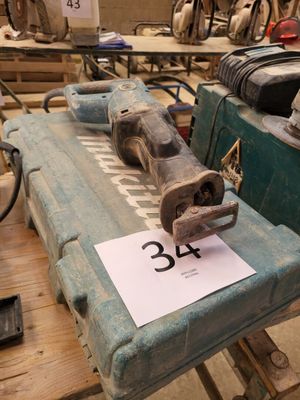 une machine posée sur une table dans un atelier