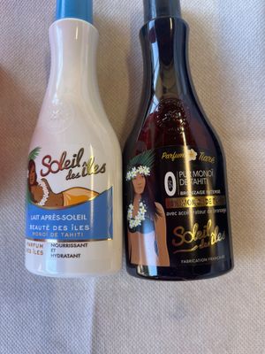 deux bouteilles de liquide posées l'une à côté de l'autre sur une table