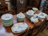beaucoup d'assiettes et de bols posés sur une table en bois