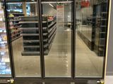 une porte vitrée située au milieu d'un magasin
