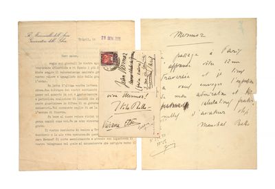 une vieille lettre portant un timbre rouge, posée sur une feuille de papier