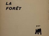 un vieux livre avec une photo en noir et blanc d'un homme en costume