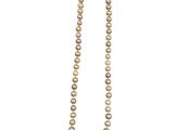 un collier de perles avec un fermoir en or sur fond blanc