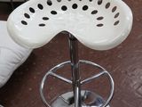 un tabouret blanc posé sur une table dans une pièce