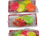 trois sacs contenant des jouets en plastique assortis sont alignés sur une surface blanche