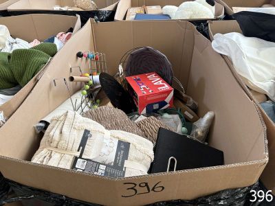 une boîte en carton remplie de toutes sortes d'objets, posée par terre