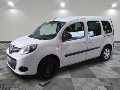 la photo d'une petite camionnette blanche garée dans un garage